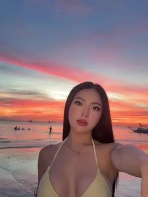 Kunjungi akun @claudinecamoro di TikTok