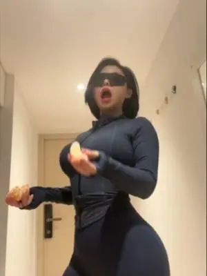 Kunjungi akun @yue_hang_ di TikTok