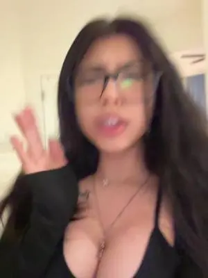 Kunjungi akun @onlymeliy di TikTok