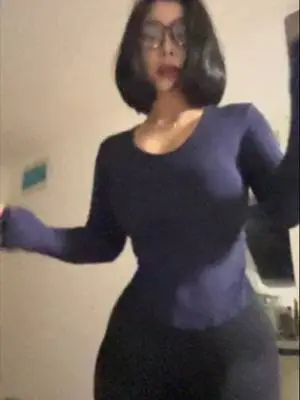 Kunjungi akun @yue_hang_ di TikTok