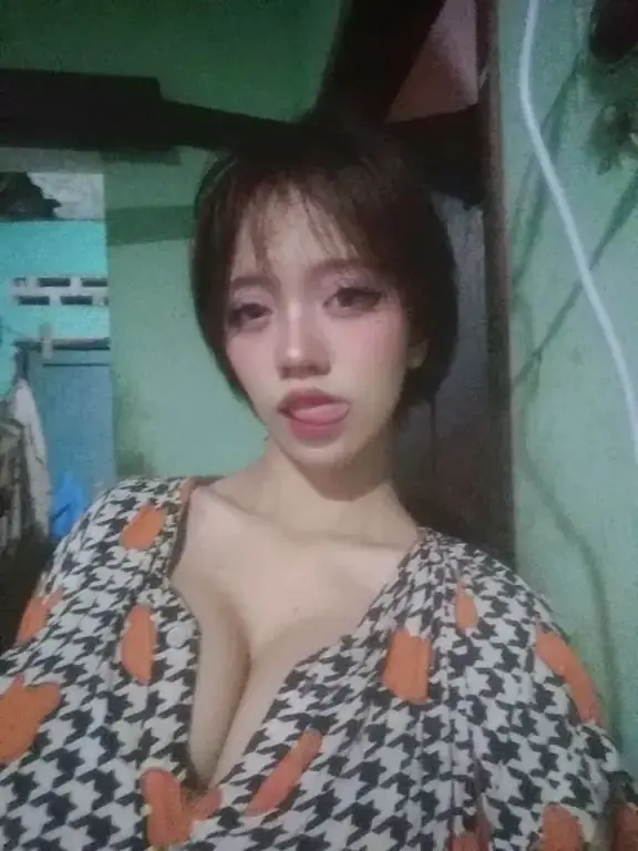 Kunjungi akun @emaacoss di TikTok