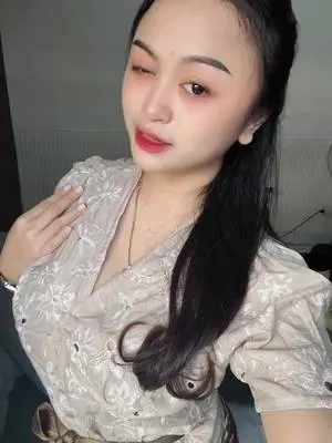 Kunjungi akun @zieeee._6 di TikTok