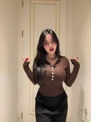Kunjungi akun @grumpyeen di TikTok