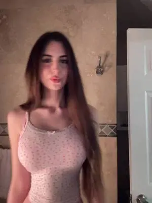 Kunjungi akun @desired_des_ di TikTok