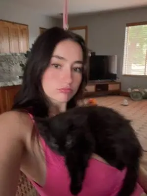 Kunjungi akun @devon.shae di TikTok