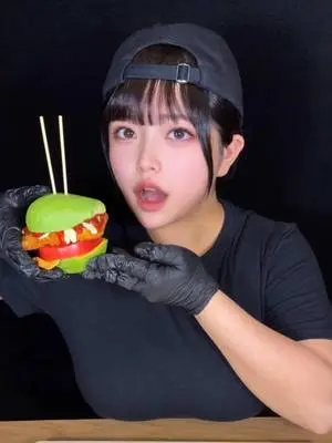Kunjungi akun @asmr_hana87 di TikTok