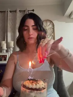 Kunjungi akun @arianamichele_x di TikTok