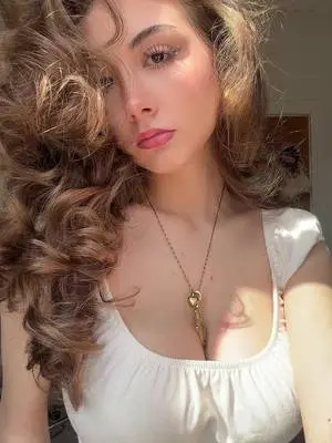 Kunjungi akun @quietgirlloudthoughts di TikTok