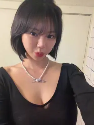 Kunjungi akun @simsimhyeyeon di TikTok