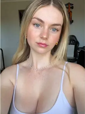 Kunjungi akun @emidaisey di TikTok