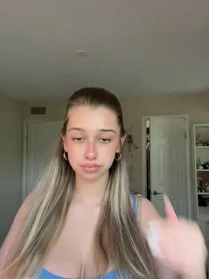 Kunjungi akun @notsofya di TikTok