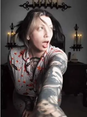 Kunjungi akun @ravengriim di TikTok