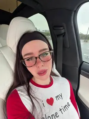 Kunjungi akun @laararoseb di TikTok