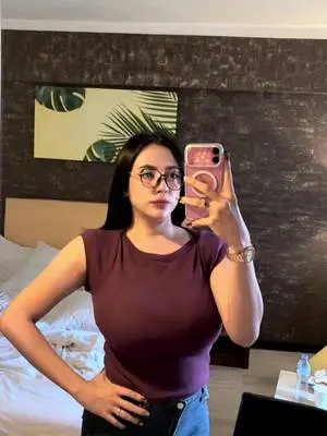 Kunjungi akun @queenveby26 di TikTok