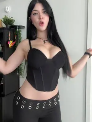 Kunjungi akun @chloerhawkins di TikTok