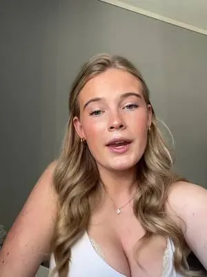 Kunjungi akun @tjejenshemlighet di TikTok