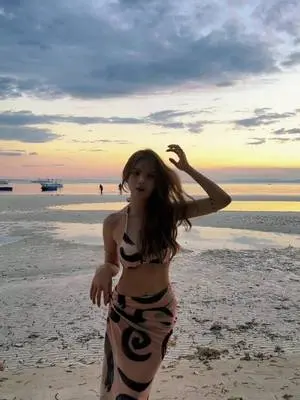 Kunjungi akun @selena.in2 di TikTok