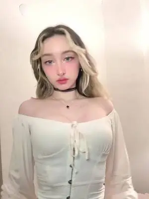 Kunjungi akun @alinaluii di TikTok