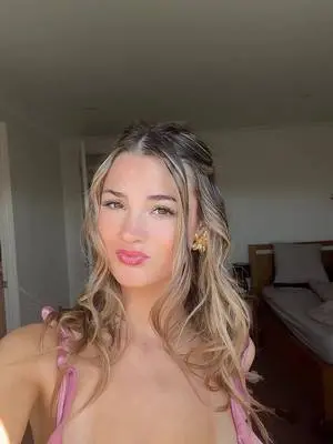 Kunjungi akun @gabbypublic di TikTok