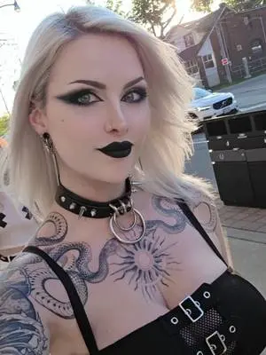 Kunjungi akun @ms_spookykins di TikTok