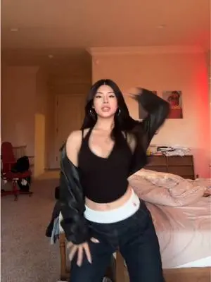 Kunjungi akun @della_ouy di TikTok