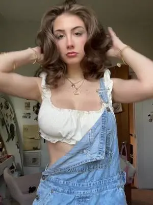 Kunjungi akun @quietgirlloudthoughts di TikTok