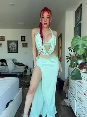 Kunjungi akun @zoeytush di TikTok