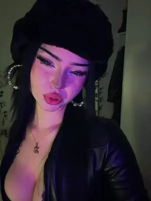 Kunjungi akun @nanagoinginsane2 di TikTok