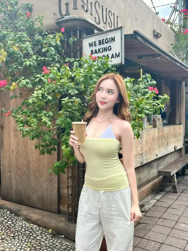 Kunjungi akun @mrnglcaa di Instagram