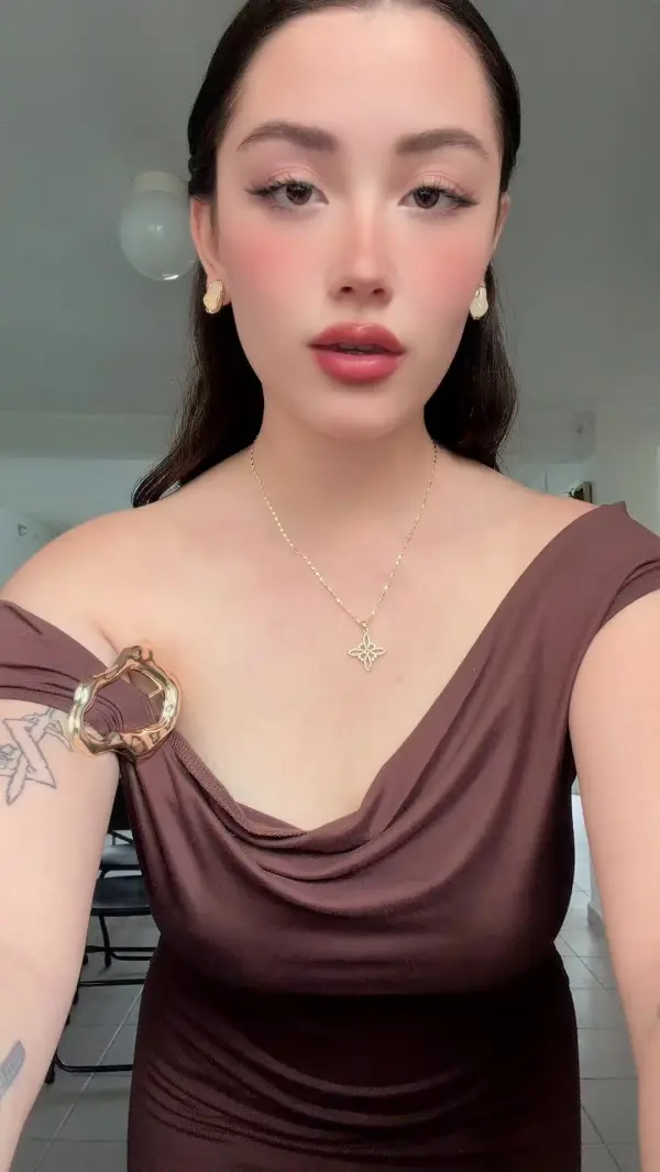Kunjungi akun @miabanowsky di Instagram