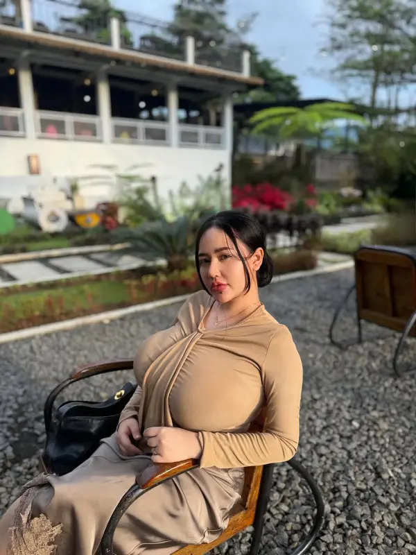 Kunjungi akun @kimberlianrsi di Instagram