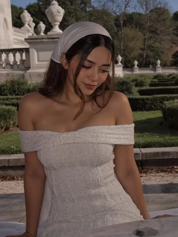 Kunjungi akun @itslaurahayek di Instagram