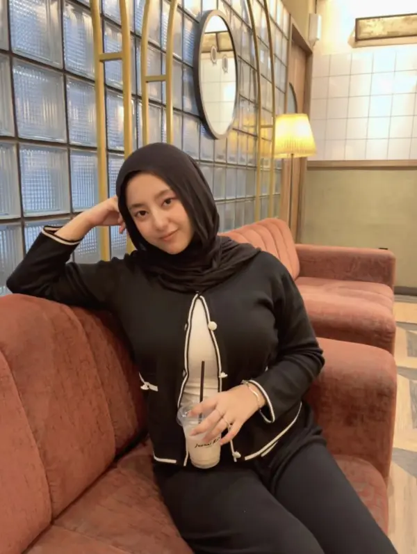 Kunjungi akun @leonakanza_17 di Instagram