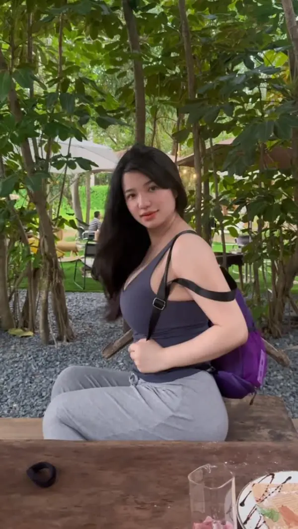 Kunjungi akun @chellisyaangeline di Instagram