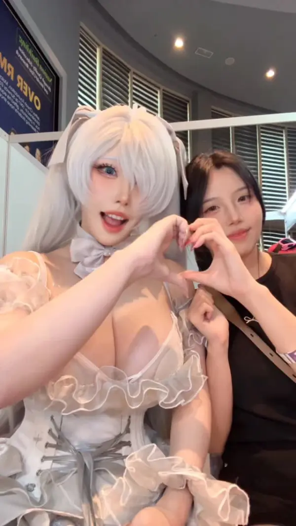Kunjungi akun @hiyoshie_ di Instagram