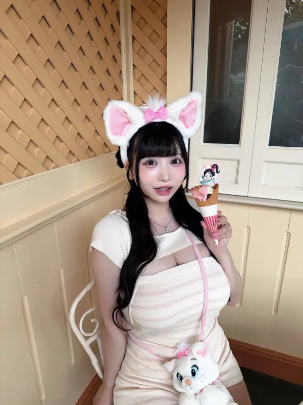 Kunjungi akun @sirobutadesu di Instagram