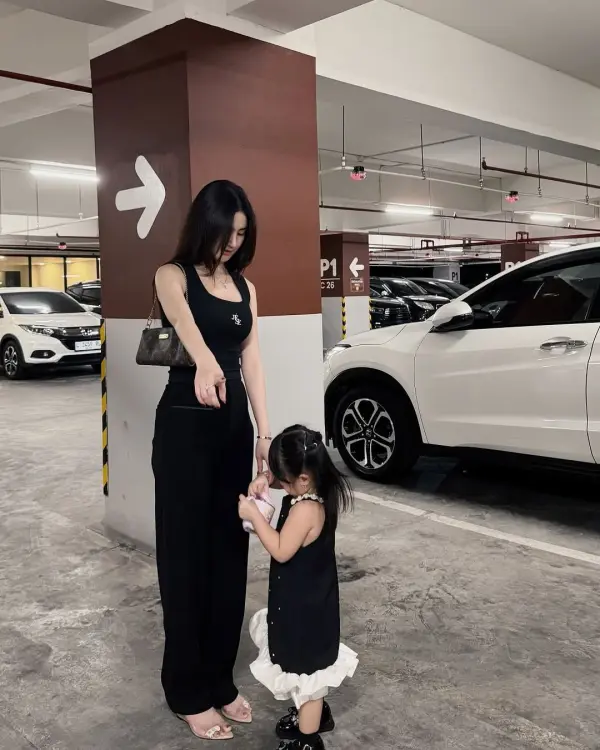 Kunjungi akun @hnxtasia di Instagram