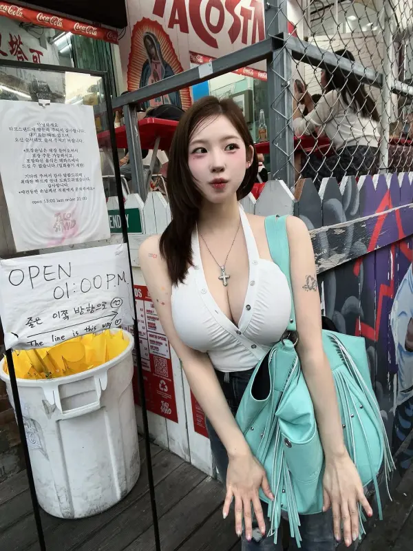 Kunjungi akun @leedahve di Instagram