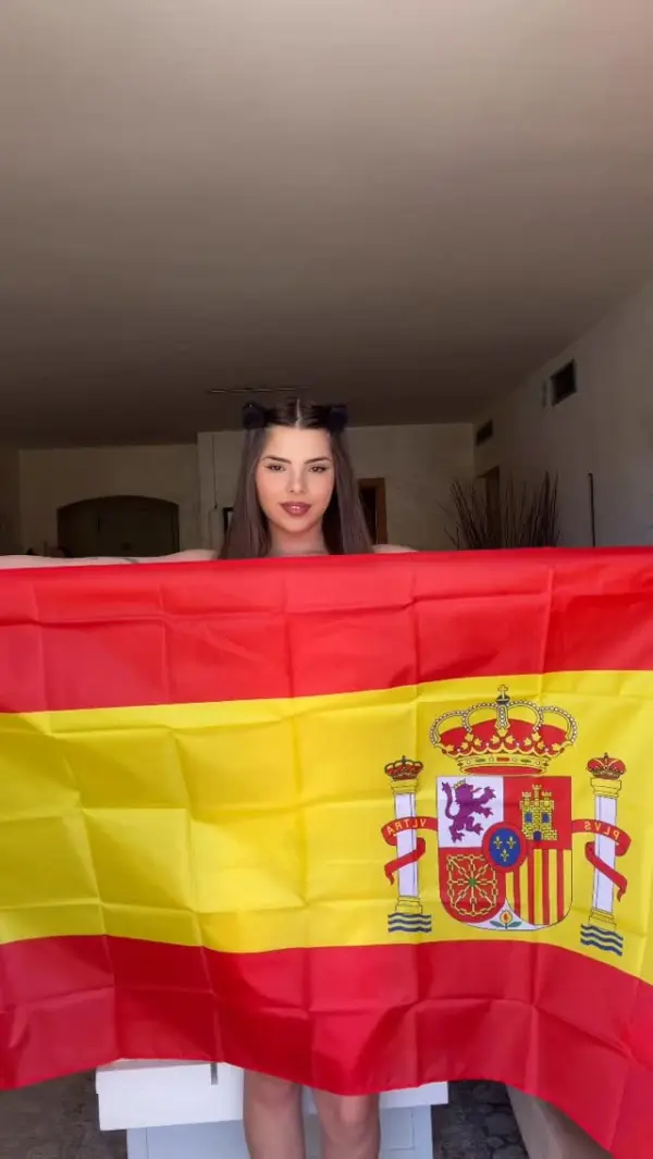 Kunjungi akun @laura.honeyx di Instagram