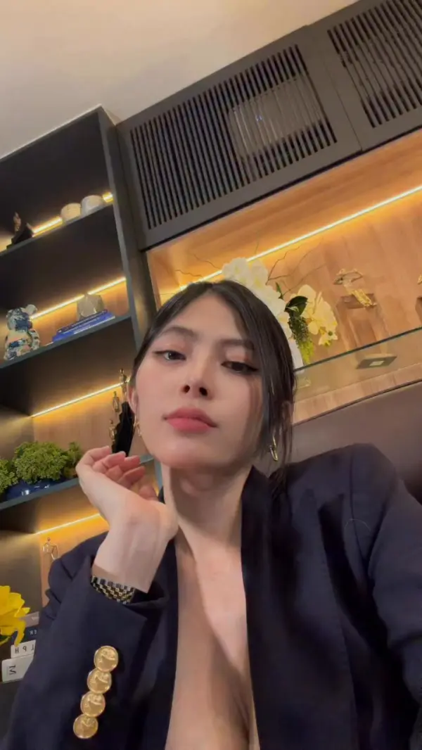 Kunjungi akun @angelaaacamille di Instagram
