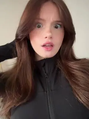 Kunjungi akun @nevebellamy di TikTok