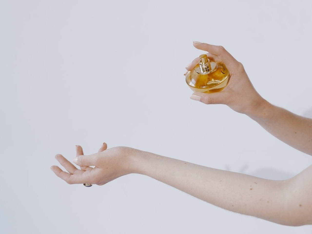 Apa Itu Teknik Layering dalam Parfum? Dan Tips Melakukannya