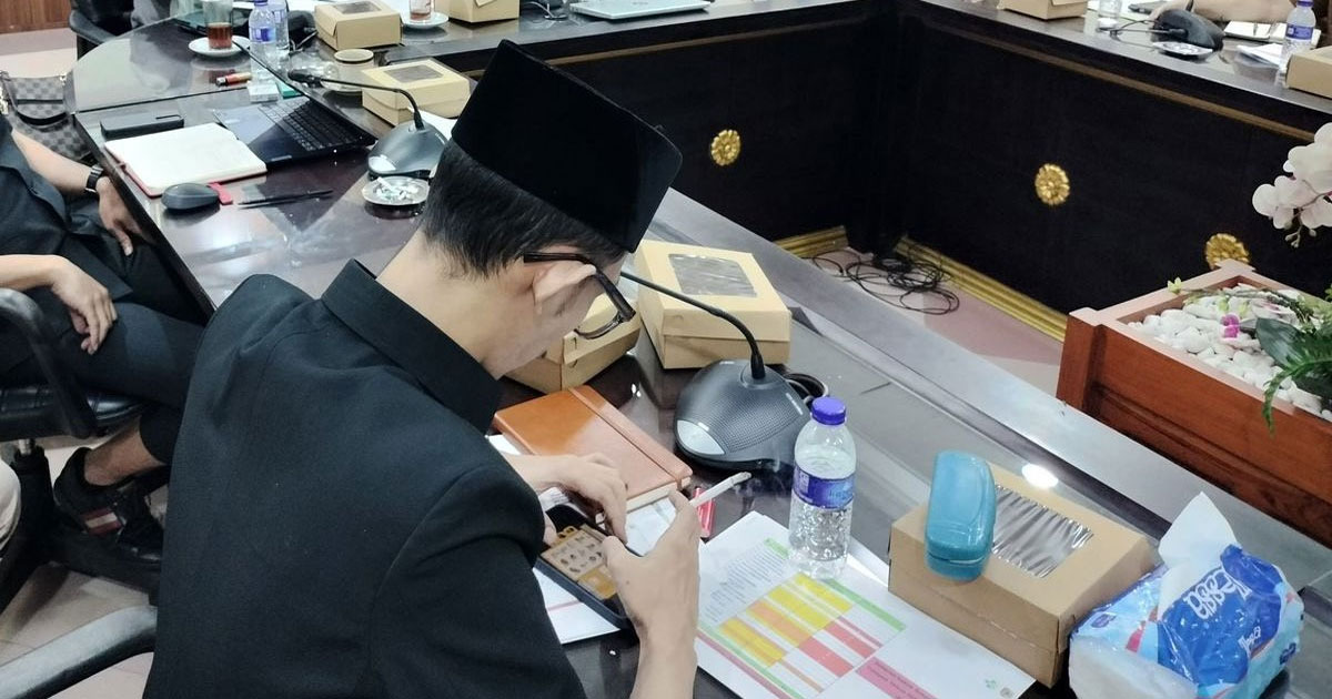 Viral Lagi, Oknum Anggota DPRD Jember Terekam Kamera Diduga Main Game Saat Sidang Paripurna pastirumah.com
