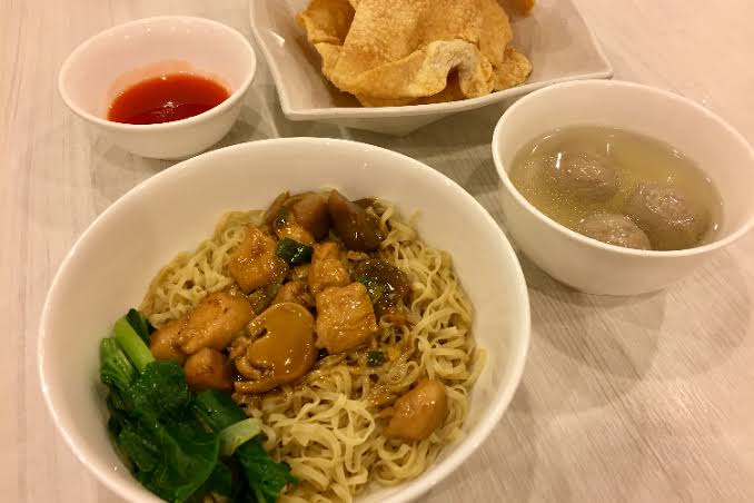 Gurih Manis & Krispi Legendaris! 5 Menu Wajib Coba di Bakmi GM pastirumah.com
