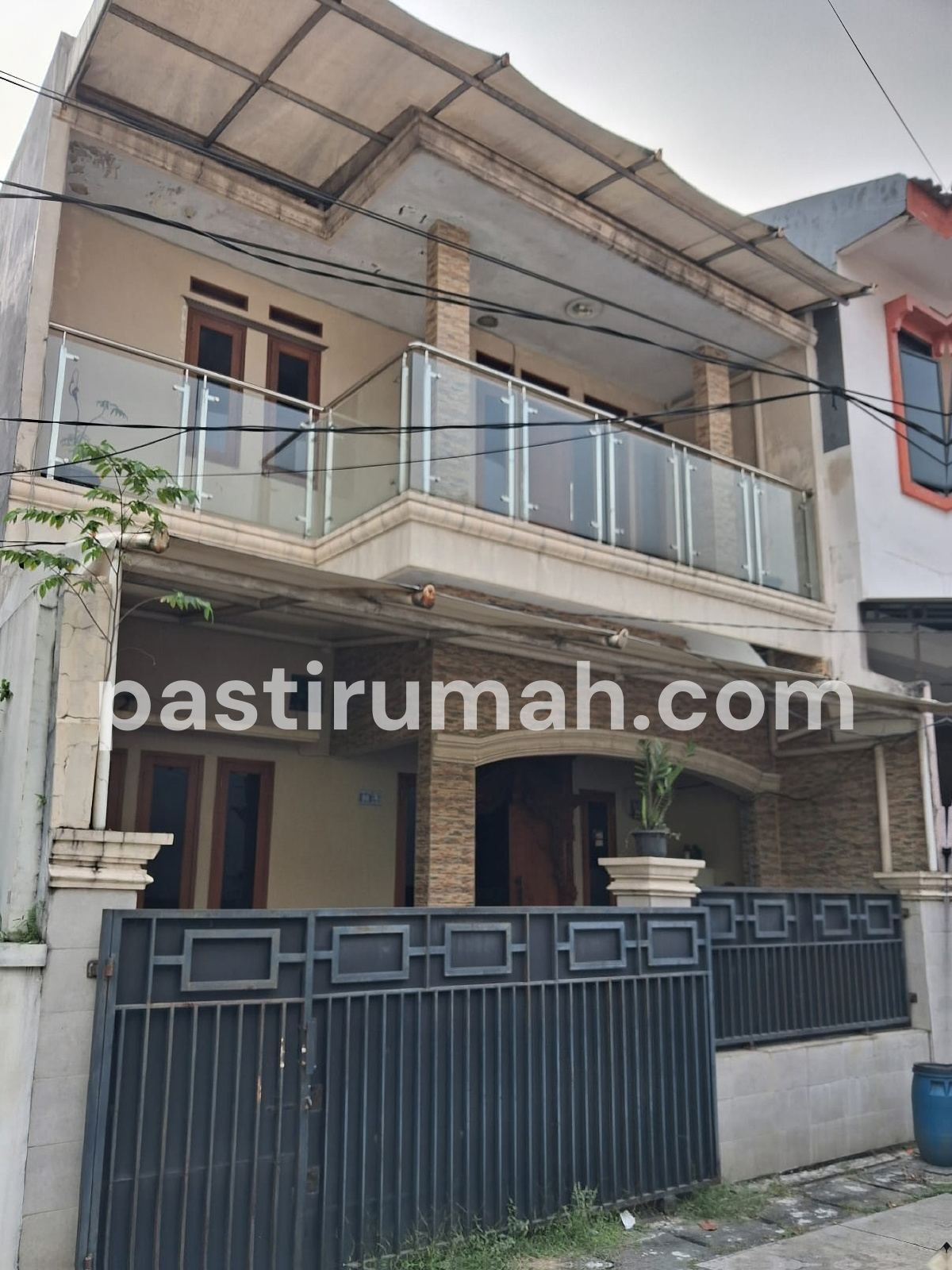 Rumah Modern Tropis 3 Kamar Tidur 2 Kamar Mandi Garasi di JakTim