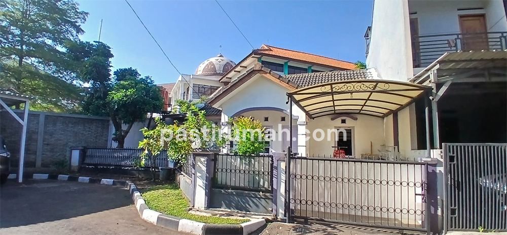 Rumah Klasik Tropis 3 Kamar Tidur 1 Kamar Mandi di Antapani Bandung