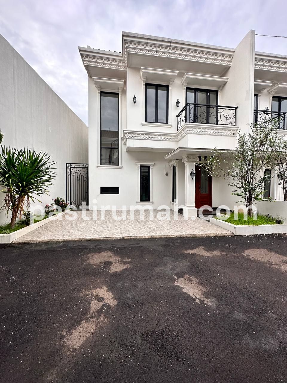 Dijual Rumah Premium American Clasic  Jatiwaringin PondokGede Bekasi 