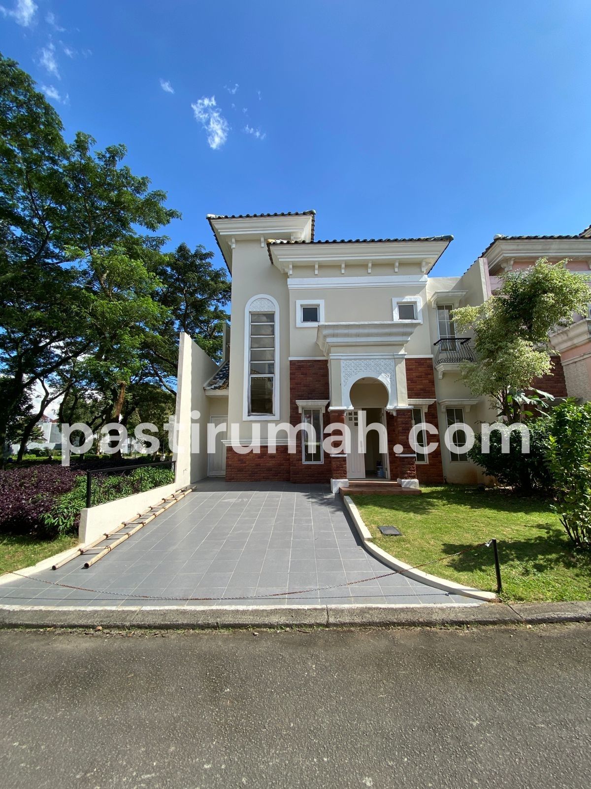 Rumah Posisi Hoek Strategis Di Cluster Alicante Gading Serpong 