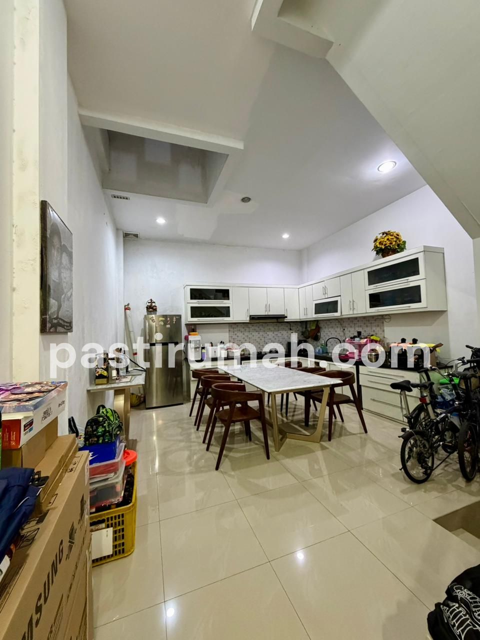 Rumah Kav Polri Strategis Bebas Banjir Semi Furnished