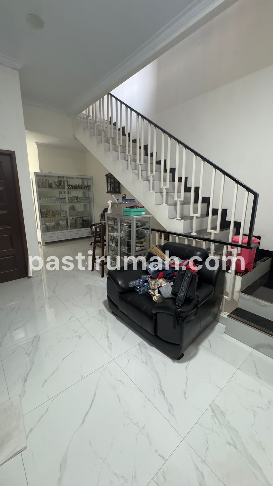  Rumah 3 Lantai Furnished Bonus 6 Kamar Kost Aktif,income180 Juta/thn